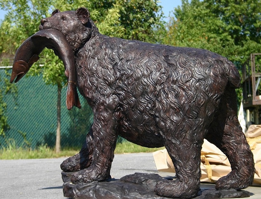 bronze eating fish bear sculpture for zoo decor